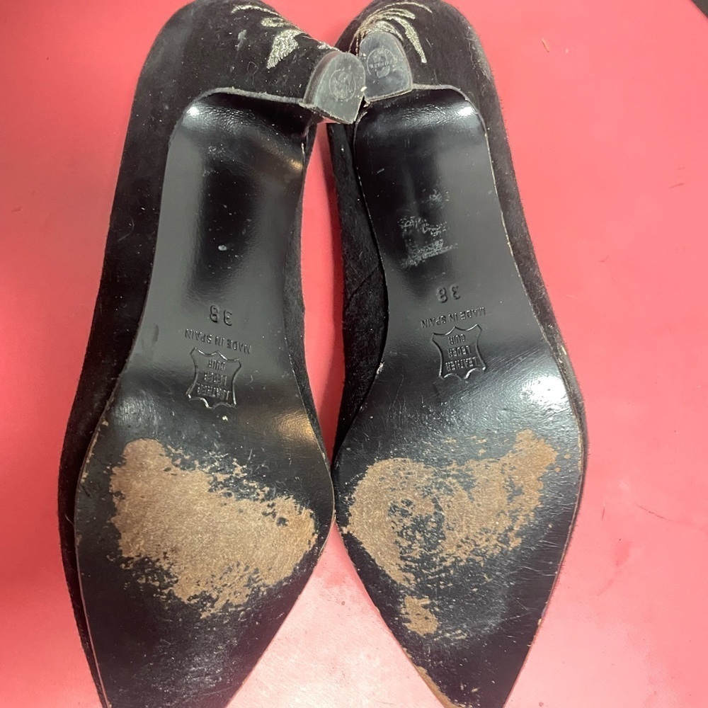 Elegant Black Pumps with Embellished Design - Picture 4 of 4
